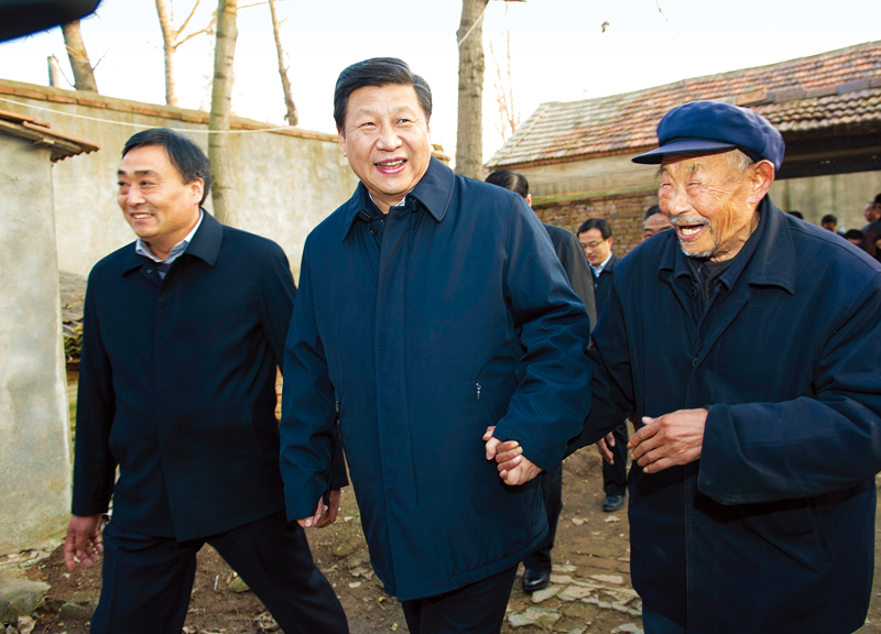 2013年11月24日至28日,中共中央总书记、国家主席、中央军委主席习近平在山东考察。 这是25日下午,习近平在地处沂蒙老区的临沭县曹庄镇朱村亲切地拉着83岁的“老支前”王克昌的手去他家看望。 新华社记者 谢环驰/摄