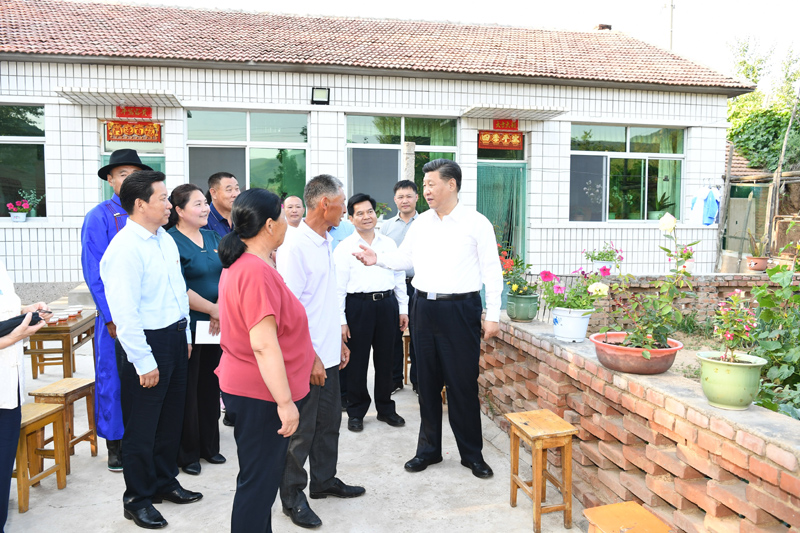 7月15日至16日,中共中央总书记、国家主席、中央军委主席习近平在内蒙古考察并指导开展“不忘初心、牢记使命”主题教育。这是15日下午,习近平在赤峰市喀喇沁旗河南街道马鞍山村村民张国利家,同基层干部群众代表亲切交流。